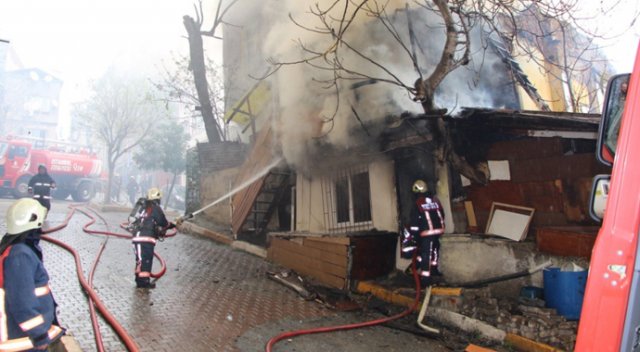 İstanbul’da üç katlı bina alev alev yandı
