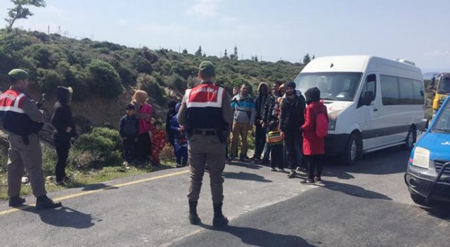 İzmir'de kaçmaya çalışan 22 göçmen yakalandı İzmir'de kaçmaya çalışan 22 göçmen yakalandı