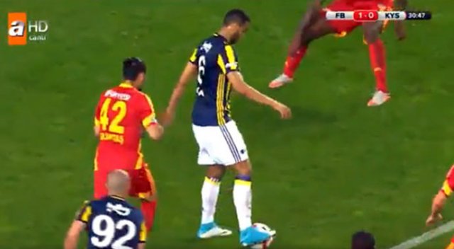 Josef'in Aatif'a yaptığı asist maça damga vurdu Josef'in Aatif'a yaptığı asist maça damga vurdu