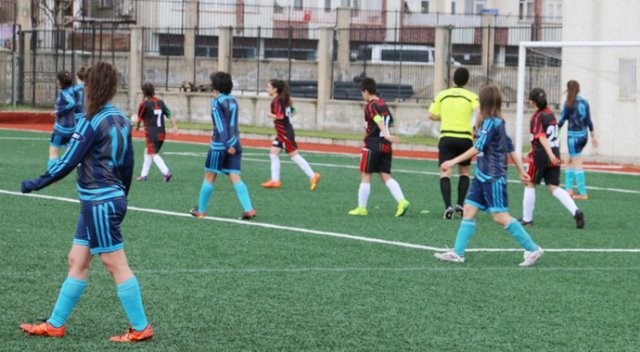 Kadınlar futbol maçında kavga çıktı Kadınlar futbol maçında kavga çıktı