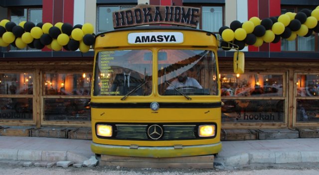 Kafeye belediye otobüsünden giriliyor Kafeye belediye otobüsünden giriliyor