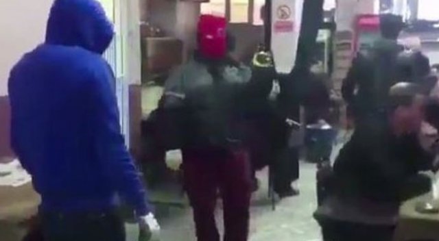 Kahvehane basıp 'evet' diyenleri tehdit edenler yakalandı Kahvehane basıp 'evet' diyenleri tehdit edenler yakalandı