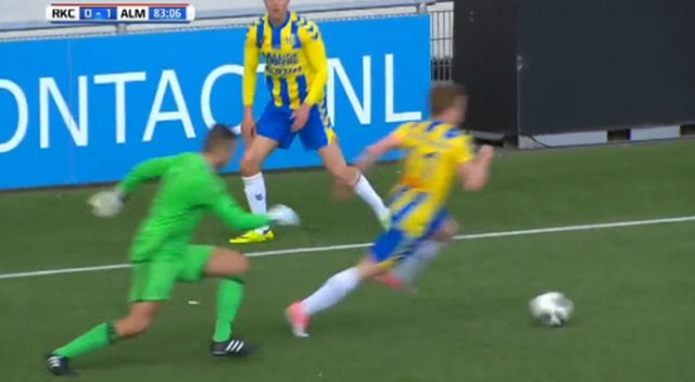 Kaleciden inanılmaz hata Kaleciden inanılmaz hata