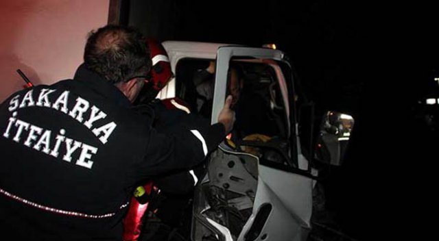 Kamyonet köprüde asılı kaldı
