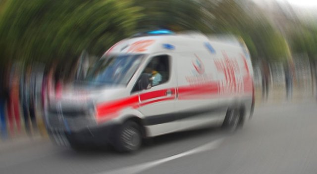 Kazaya karışan araç evin bahçesine daldı: 1 ölü, 3 yaralı Kazaya karışan araç evin bahçesine daldı: 1 ölü, 3 yaralı