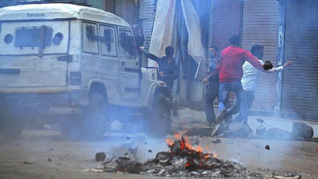 Keşmir'de kalabalığa ateş açıldı: 8 ölü, 100'den fazla yaralı Keşmir'de kalabalığa ateş açıldı: 8 ölü, 100'den fazla yaralı