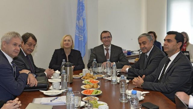 Kıbrıs'ta müzakereler yeniden başlıyor Kıbrıs'ta müzakereler yeniden başlıyor