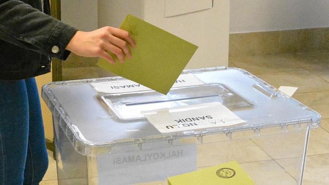 Kırgızistan&#039;da yaşayan Türk vatandaşları sandık başında