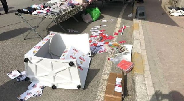 Kocaeli'de AK Parti'nin 'Evet' standına anne kızdan tekmeli saldırı Kocaeli'de AK Parti'nin 'Evet' standına anne kızdan tekmeli saldırı