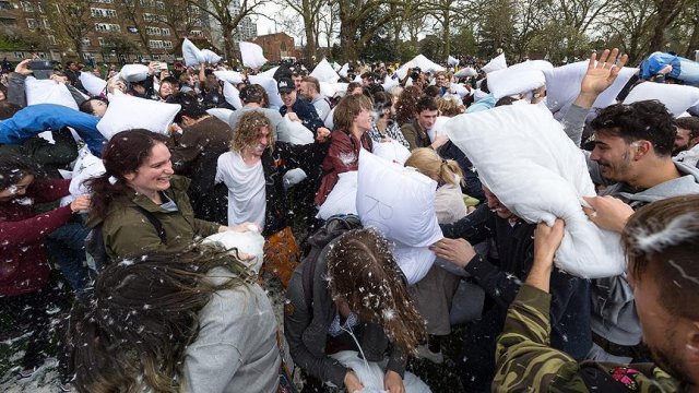 Londra'da 'yastık savaşı' Londra'da 'yastık savaşı'