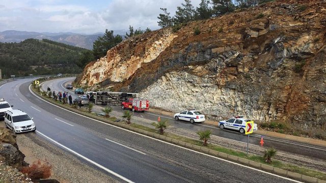 Mersin'de çevik kuvvet otobüsü devrildi: 9 yaralı Mersin'de çevik kuvvet otobüsü devrildi: 9 yaralı