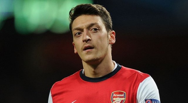 Mesut Özil, asistan hocası Steve Bould&#039;a su şişesi fırlattı