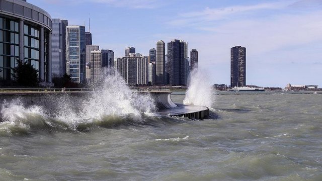 Michigan Gölü'nde 'dev dalga' alarmı Michigan Gölü'nde 'dev dalga' alarmı