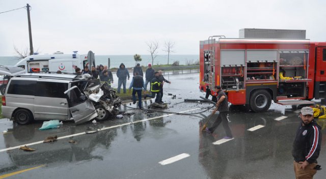 Minibüs itfaiye aracı ile çarpıştı, çok sayıda yaralı var Minibüs itfaiye aracı ile çarpıştı, çok sayıda yaralı var