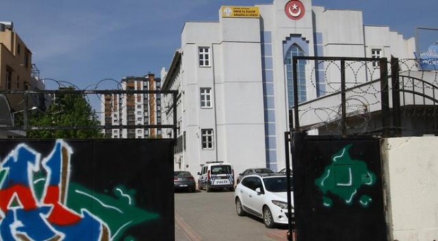 Öğretmene kızdı, 2'inci kattaki sınıftan atladı Öğretmene kızdı, 2'inci kattaki sınıftan atladı