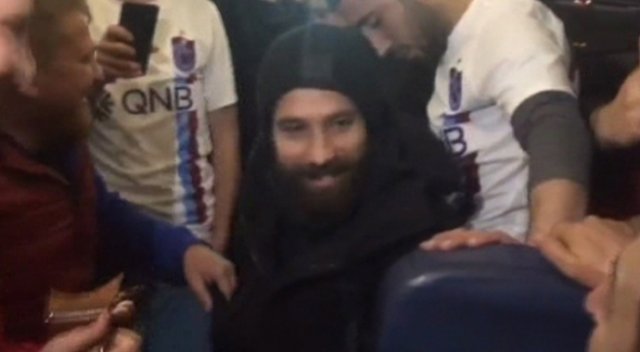 Olcay Şahan’a uçakta sürpriz Olcay Şahan’a uçakta sürpriz