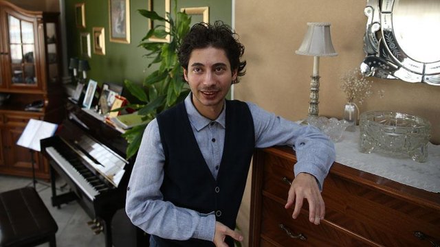 Otizmli piyanist sahnelerden inmiyor Otizmli piyanist sahnelerden inmiyor