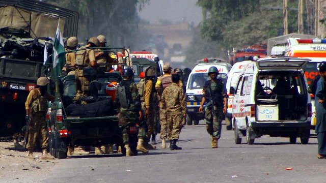 Pakistan'da türbe bekçisi ziyaretçilere saldırdı: 20 ölü Pakistan'da türbe bekçisi ziyaretçilere saldırdı: 20 ölü