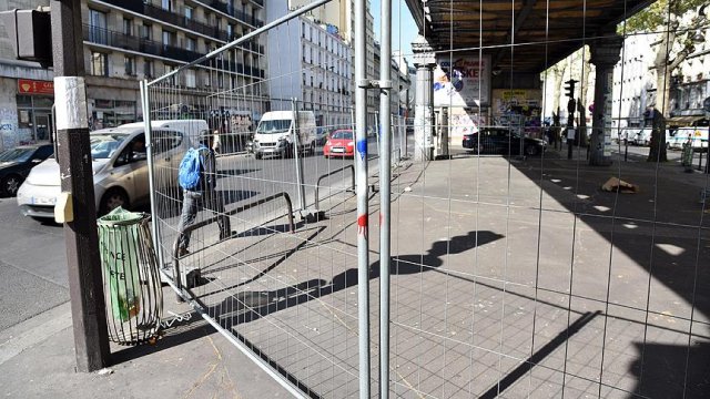 Paris'te sığınmacılara 'tel çit engeli' Paris'te sığınmacılara 'tel çit engeli'