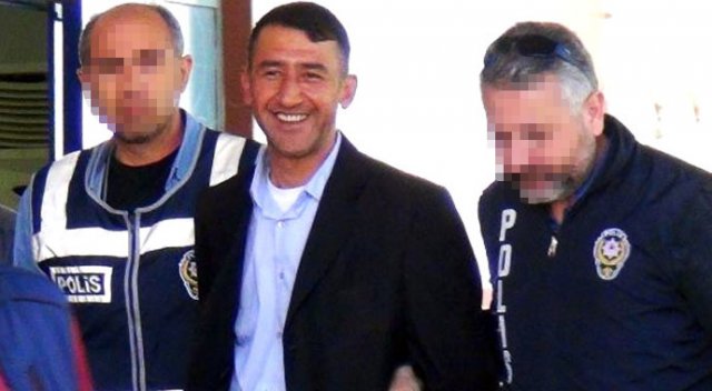Pişkinlikte sınır tanımayan zanlı, gülerek poz verdi Pişkinlikte sınır tanımayan zanlı, gülerek poz verdi