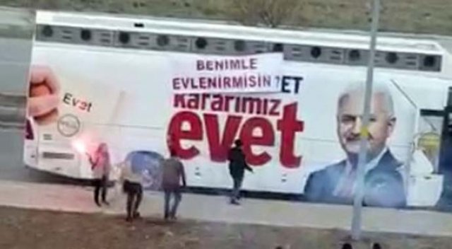 Seçim otobüsü üzerinde evlenme teklifi Seçim otobüsü üzerinde evlenme teklifi