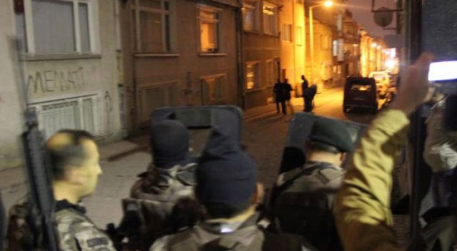 Sokağı kapatıp çevreye ateş açtı! Sokağı kapatıp çevreye ateş açtı!