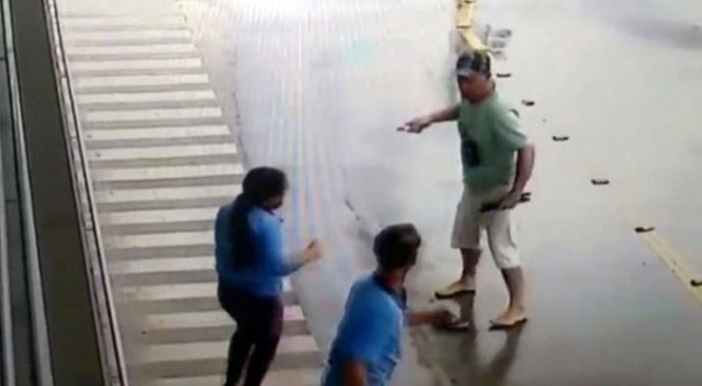 Sokak ortasında eski eşini defalarca bıçakladı