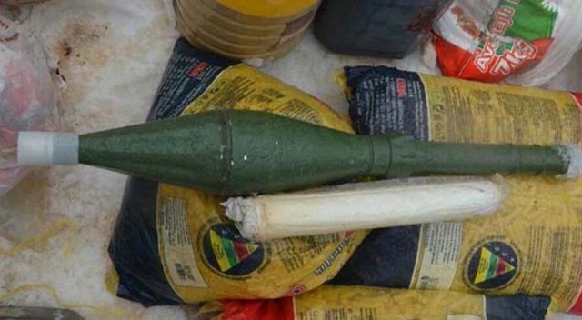 Teröristlerin sığınağındaki sandıktan anti tank roketi çıktı Teröristlerin sığınağındaki sandıktan anti tank roketi çıktı