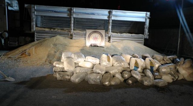 Tır dorsesinde 808 kilo esrar yakalandı Tır dorsesinde 808 kilo esrar yakalandı