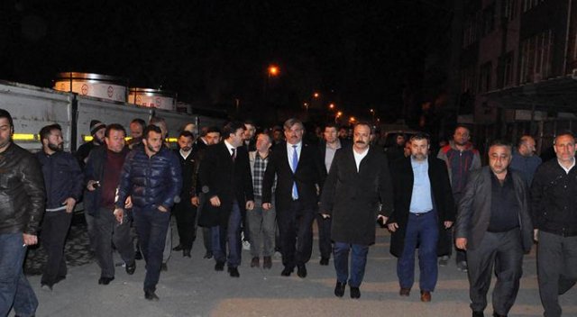 TIR kazası sonrası mahalleli yolu kapattı