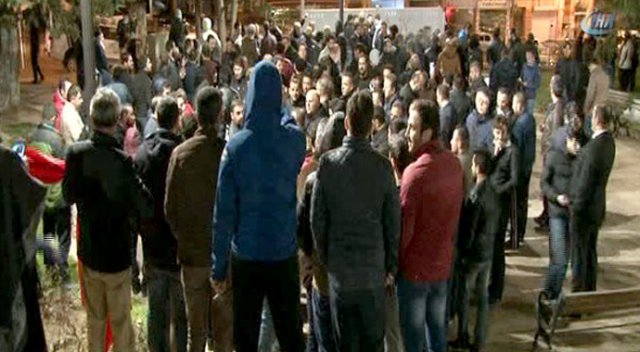 Ülker’in reklam videosuna tepki gösteren vatandaşlar, Erdoğan’ın konutuna akın etti Ülker’in reklam videosuna tepki gösteren vatandaşlar, Erdoğan’ın konutuna akın etti