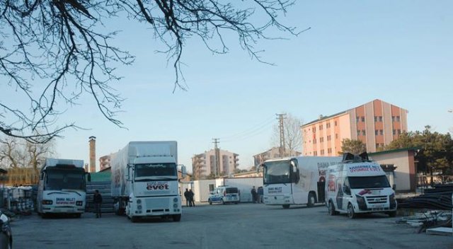 Van'da AK Parti'nin seçim otobüsüne saldırı Van'da AK Parti'nin seçim otobüsüne saldırı