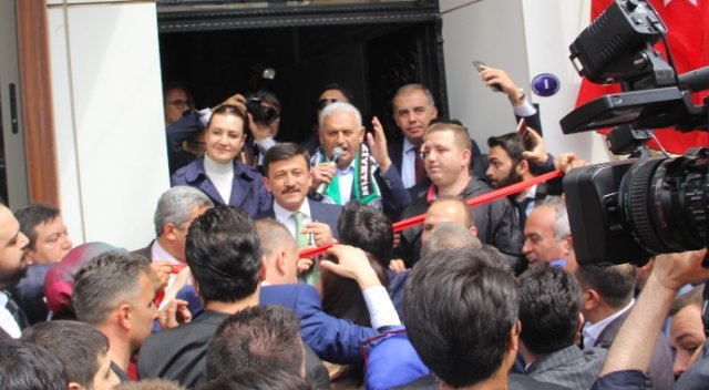 Vatandaşlarla bir araya geldi, açılış yaptı
