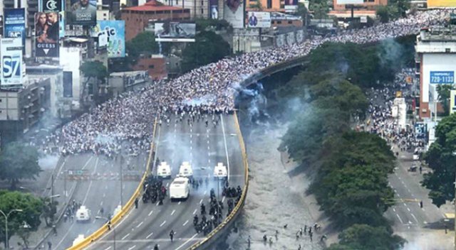 Venezuela'da 'Tüm protestoların anası' düzenlendi: Yüz binler sokağa çıktı Venezuela'da 'Tüm protestoların anası' düzenlendi: Yüz binler sokağa çıktı