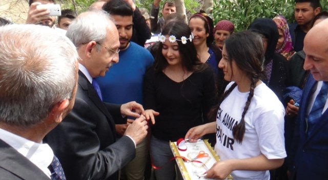 Yüzüklerini Kılıçdaroğlu taktı Yüzüklerini Kılıçdaroğlu taktı