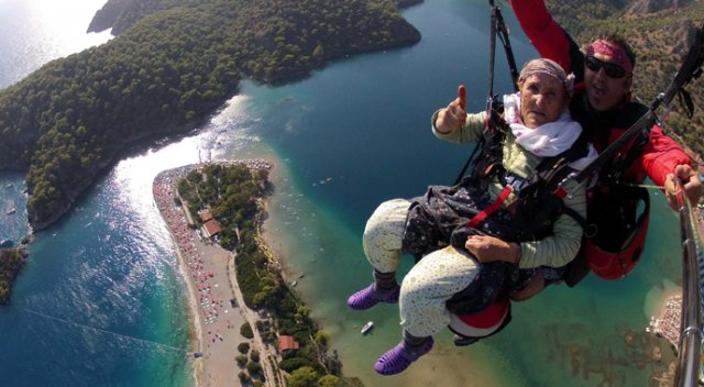 87 yaşındaki Halime ninenin paraşüt keyfi 87 yaşındaki Halime ninenin paraşüt keyfi
