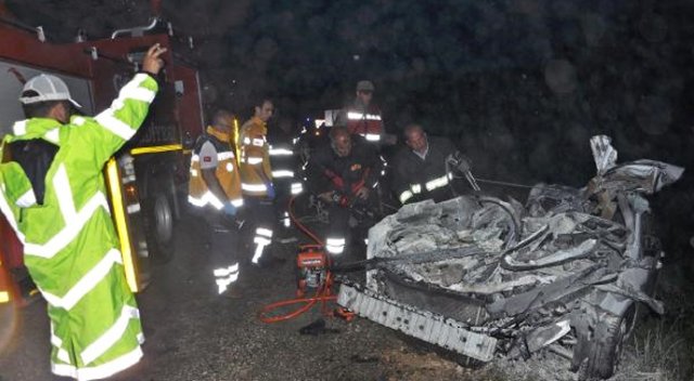 Adıyaman&#039;da TIR ile otomobil çarpıştı: 3 ölü, 1 yaralı