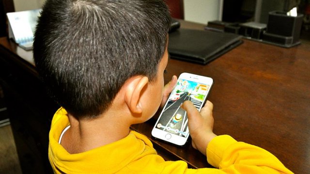 Akıllı telefon kullanım yaşı 9'a indi Akıllı telefon kullanım yaşı 9'a indi