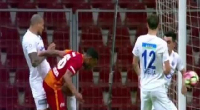 Arena'da ortalığı karıştıran pozisyon Arena'da ortalığı karıştıran pozisyon