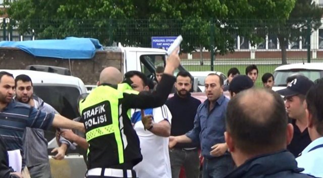 Bursa'da ölümlü kaza sonrası ortalık karıştı, polis havaya ateş açtı Bursa'da ölümlü kaza sonrası ortalık karıştı, polis havaya ateş açtı
