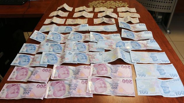 Dilencinin üzerinden 3 bin 390 lira çıktı Dilencinin üzerinden 3 bin 390 lira çıktı