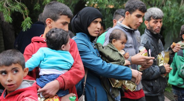 Dur ihtarına uymayan minibüsten 51 kaçak çıktı Dur ihtarına uymayan minibüsten 51 kaçak çıktı