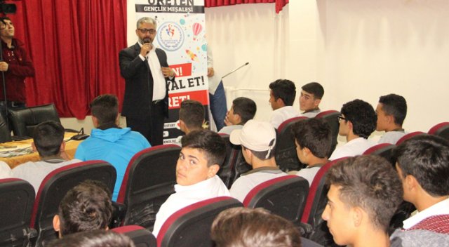 Erem Şentürk, ‘Üreten Gençlik’ projesinde öğrencilerle buluştu Erem Şentürk, ‘Üreten Gençlik’ projesinde öğrencilerle buluştu