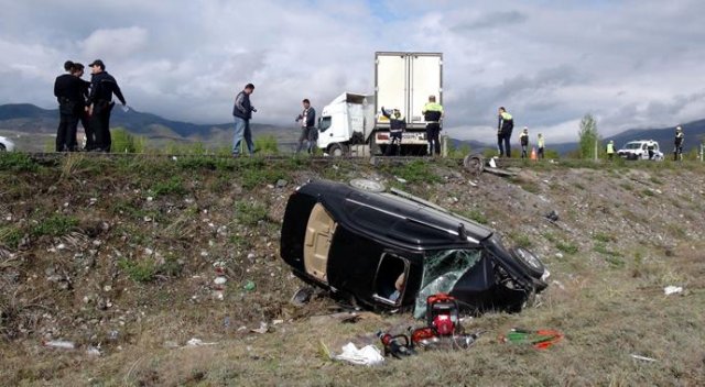 Erzincan'da tır ile otomobil çarpıştı: 2 ölü, 3 yaralı Erzincan'da tır ile otomobil çarpıştı: 2 ölü, 3 yaralı