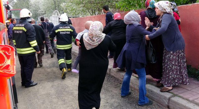 Evlerinde yangın çıkan anne kız ölümden döndü