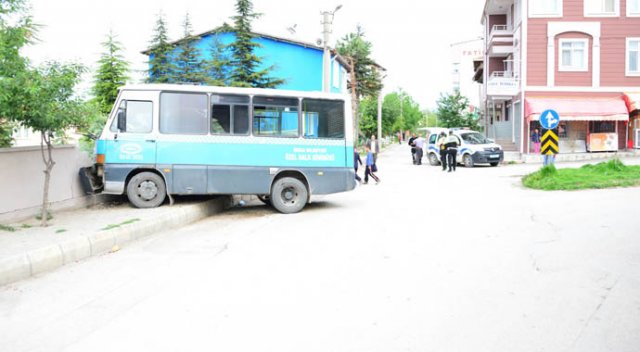 Freni patlayan minibüs okulun bahçe duvarına çarptı, yaralılar var