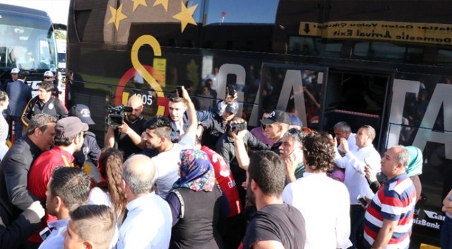 Galatasaray protestoyla karşılandı Galatasaray protestoyla karşılandı