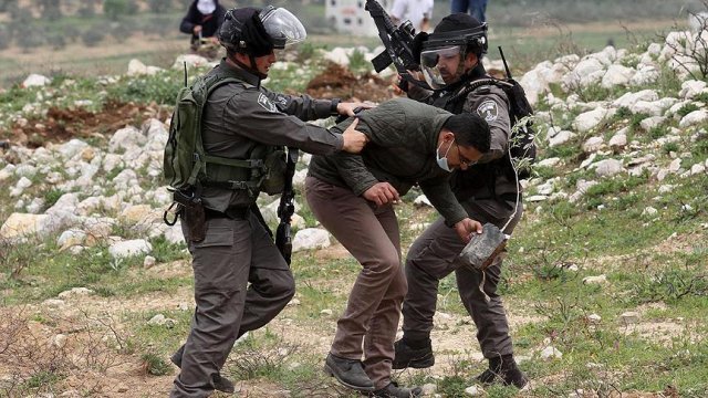 İsrail askerleri 15 Filistinliyi gözaltına aldı