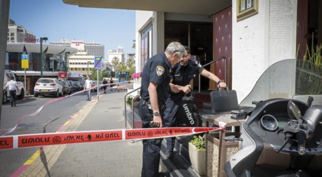 İsrail&#039;de bir araç yayaların arasına daldı