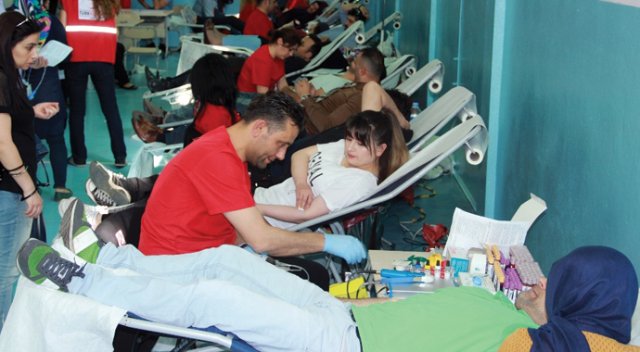 Kan vermek için kuyruk oldular Kan vermek için kuyruk oldular